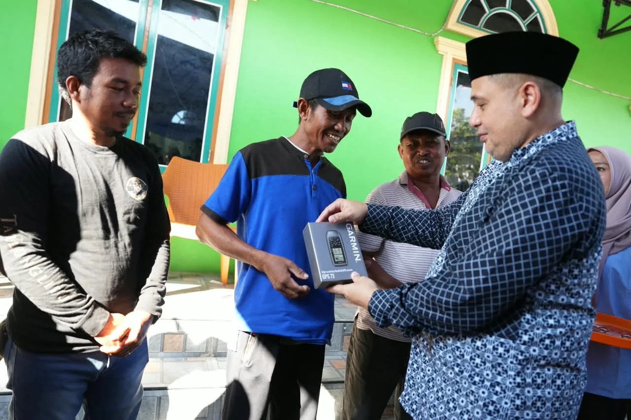 Wali Kota Makassar Serahkan GPS ke 143 Nelayan Pulau Lumu-lumu, Juga Janji 14 Titik Lampu dan Mesin Air Minum