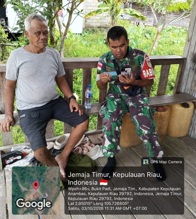 Babinsa Koramil 04/Letung Data Warga Kurang Mampu di Dua Desa Anambas lewat Aplikasi Pelinsos