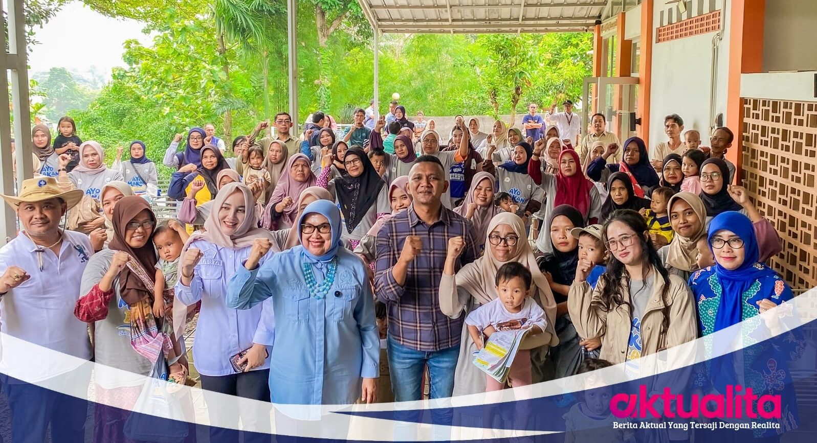 Anggota Komisi IV DPR RI Endang Setyawati Bagikan Ikan Beku ke Ibu Hamil dan Balita di Balumbangjaya Bogor