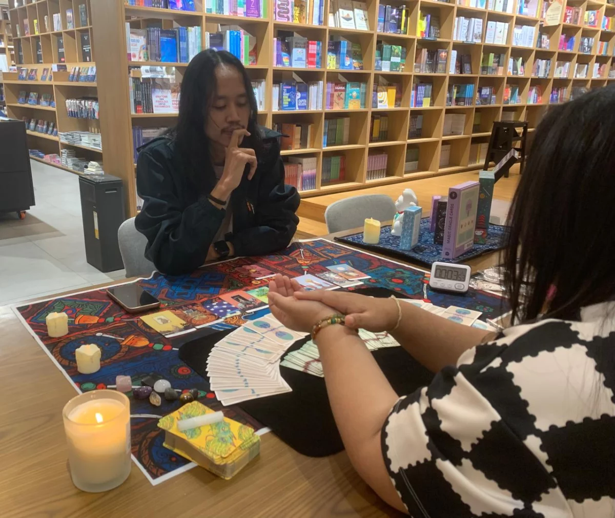 Gen Z Semarang Ramaii Sesi Tarot di Gramedia Jalma, Cari Refleksi Diri hingga Arahan Karier