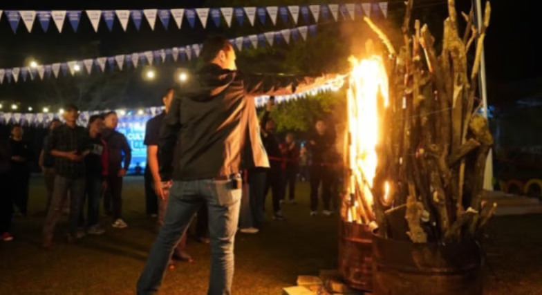 BRI Region 6 Tutup BRILiaN Culture Festival di Ciloto dengan Bonfire Night, RCEO Hendra Winata Nyalakan Api Unggun