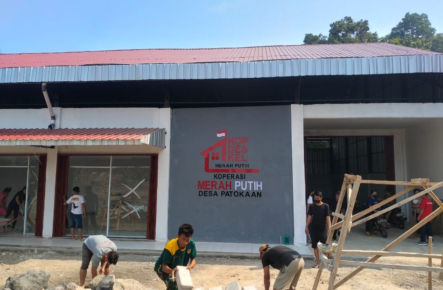 Warga Patokaan Talawaan Gotong Royong Bersihkan Gedung Koperasi Desa Merah Putih Usai Rampung