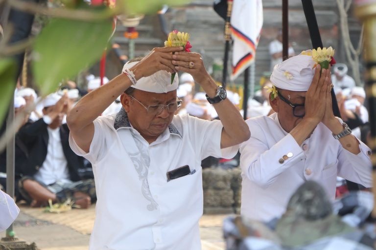 Gubernur Bali Wayan Koster Tangkil ke Pura Bukit Mentik Kintamani, Dorong Penguatan Desa Adat Batur