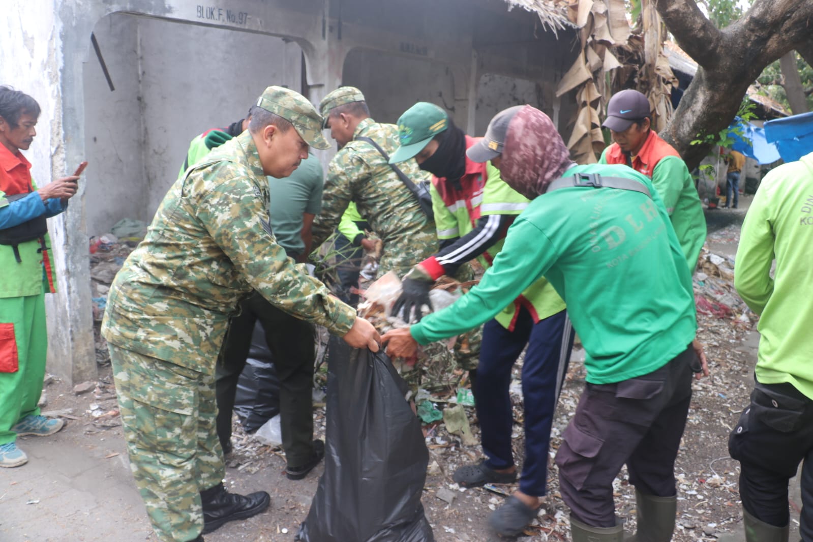235 Personel Gabungan Bersihkan Pasar Tamin Bandar Lampung Sambut HUT Ke-81 TNI
