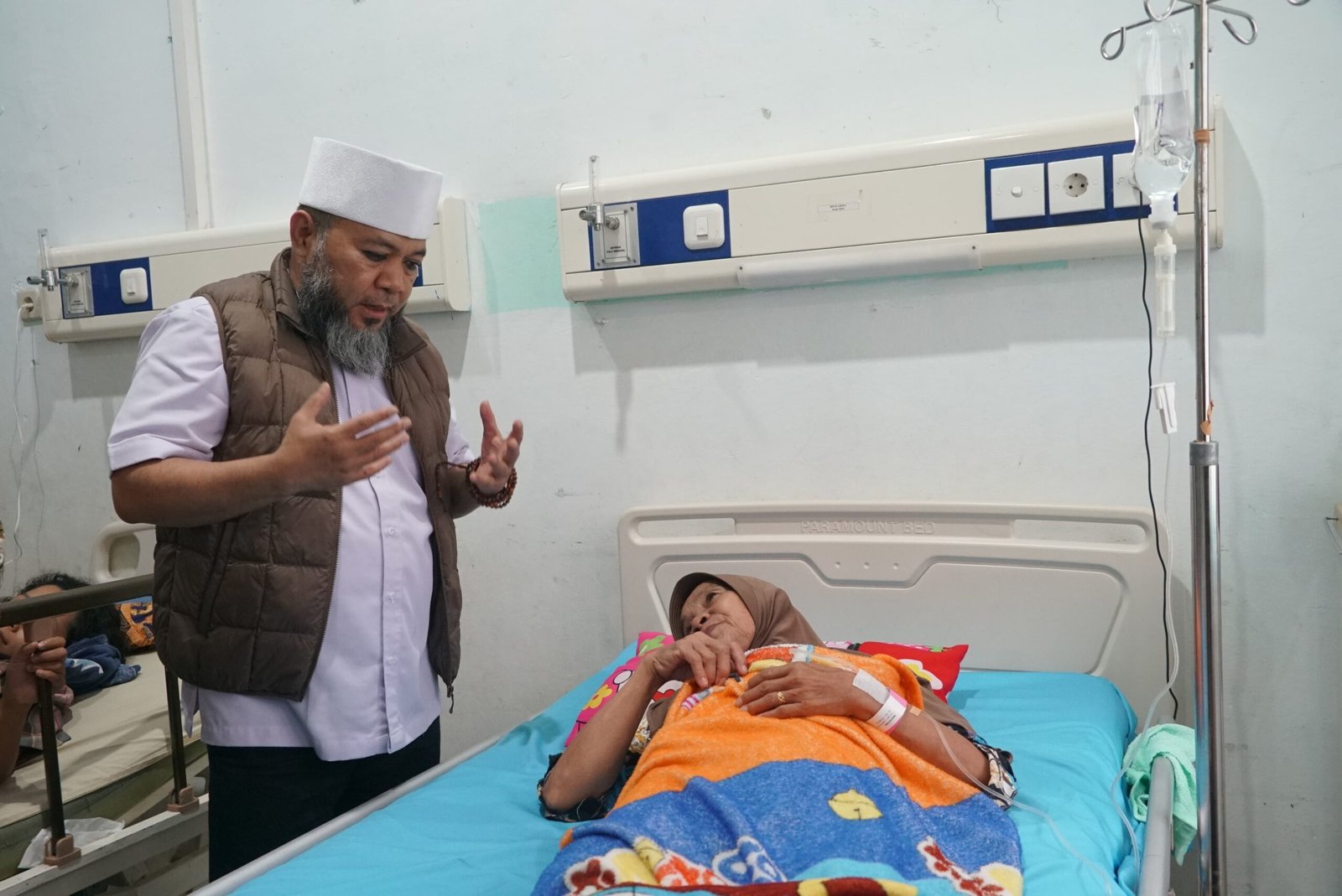 Gubernur Bengkulu Helmi Hasan Jenguk Pasien RSUD Arga Makmur Usai Tinjau Pembangunan Jalan