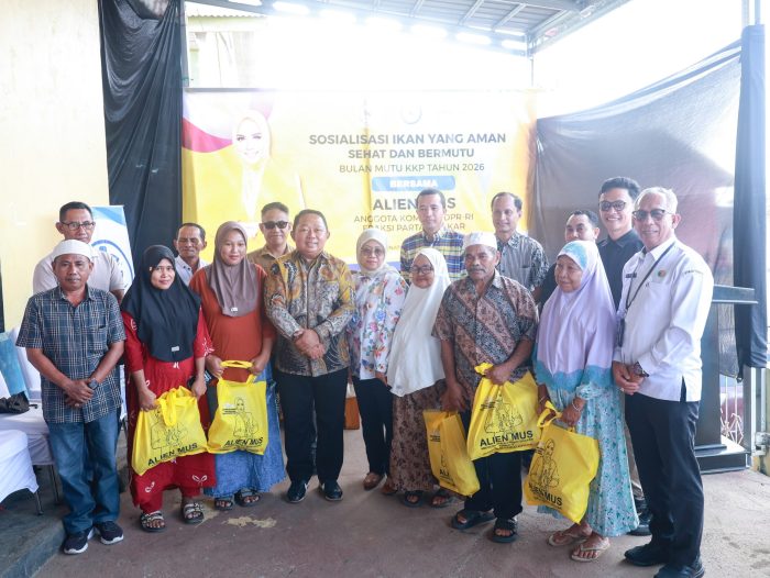 Sekda Ternate Rizal Marsaoly dan Alien Mus Bagikan Paket Ikan Sehat di Sosialisasi Bulan Mutu KKP 2026