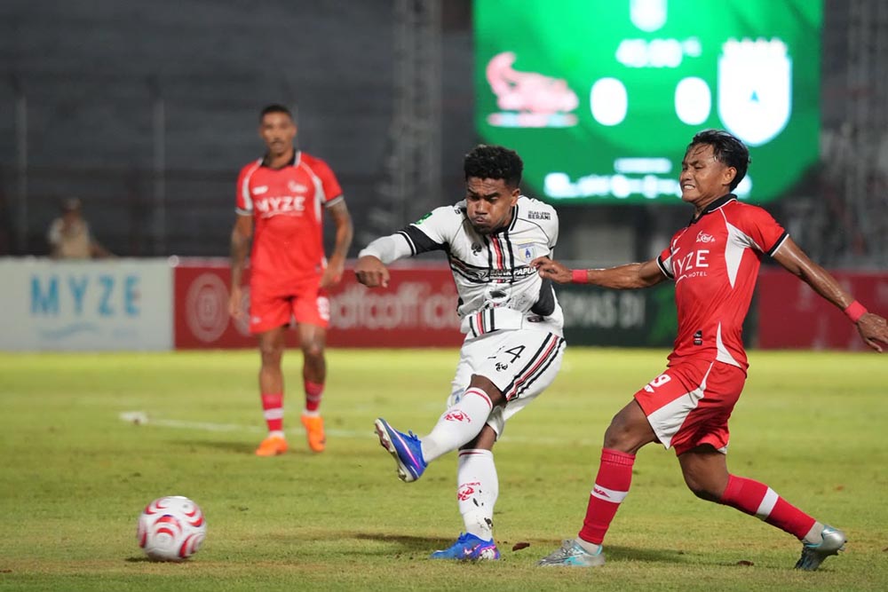 Persipura Jayapura Menang 3-1 atas De Red FC Meski Bermain 10 Pemain di Surabaya