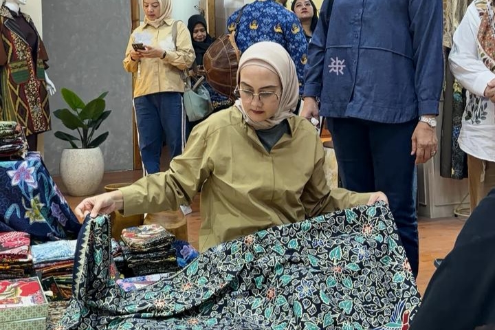 Noni Hidayat Kenakan Batik Pinang Sirih di HBN 2026 Surabaya, Ajak Anak Muda Bangka Belitung Kembangkan Batik Daerah