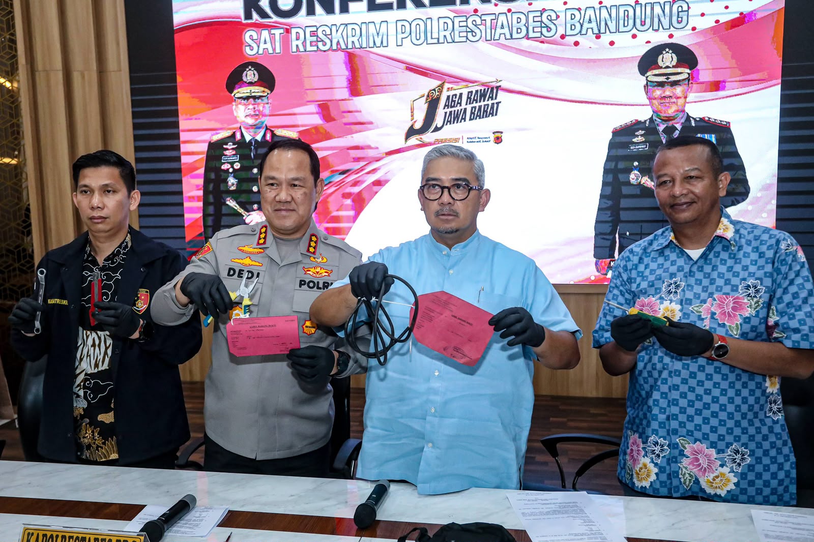Polrestabes Bandung Ringkus Pencuri Kabel Lampu Lalu Lintas, Tembaga di Dalamnya Jadi Incaran