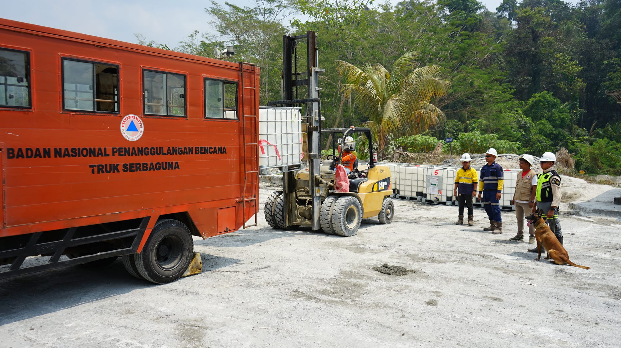 NHM Serahkan 8 Tangki Air ke BPBD, Bantu Padamkan 120 Titik Karhutla Halmahera
