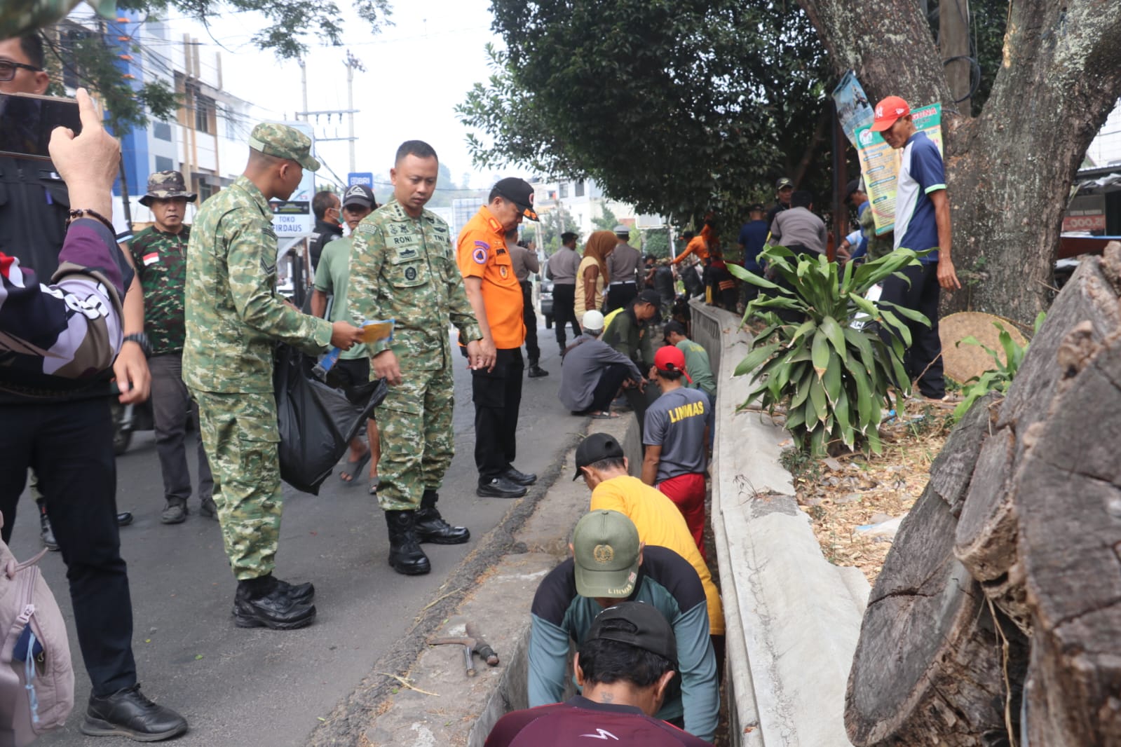 Kodim 0410/KBL Kerahkan 235 Personel Bersihkan Pasar Tamin Bandar Lampung Sambut HUT Ke-81 TNI