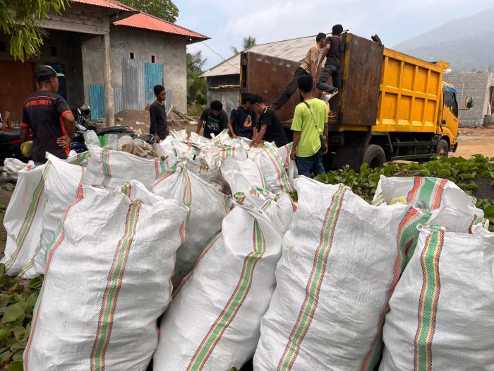 35 Relawan PakaTiva-Estuaria Pungut 52 Karung Sampah di Pantai Gambesi Ternate