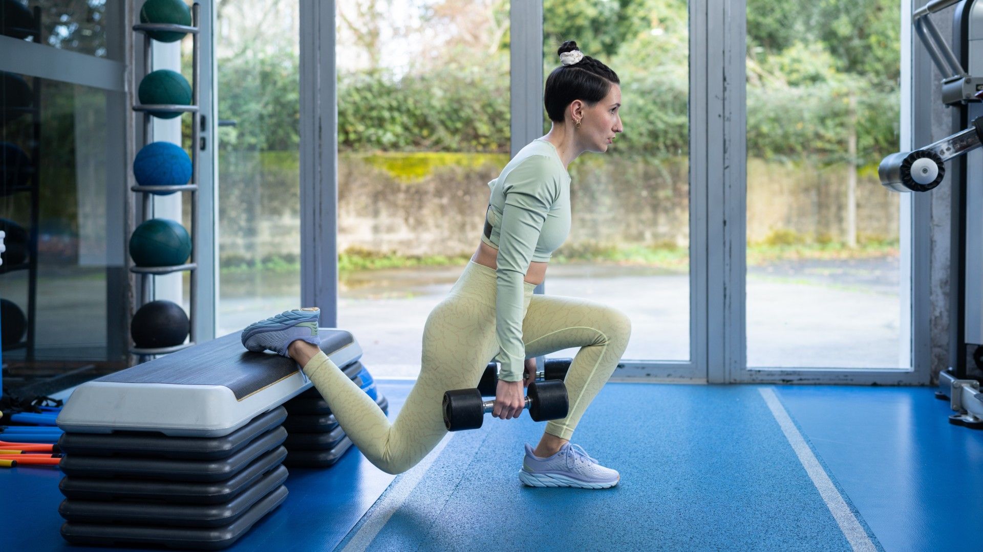 Bulgarian Split Squat Twist: Latihan Kaki Kuat Sekaligus Mobilitas