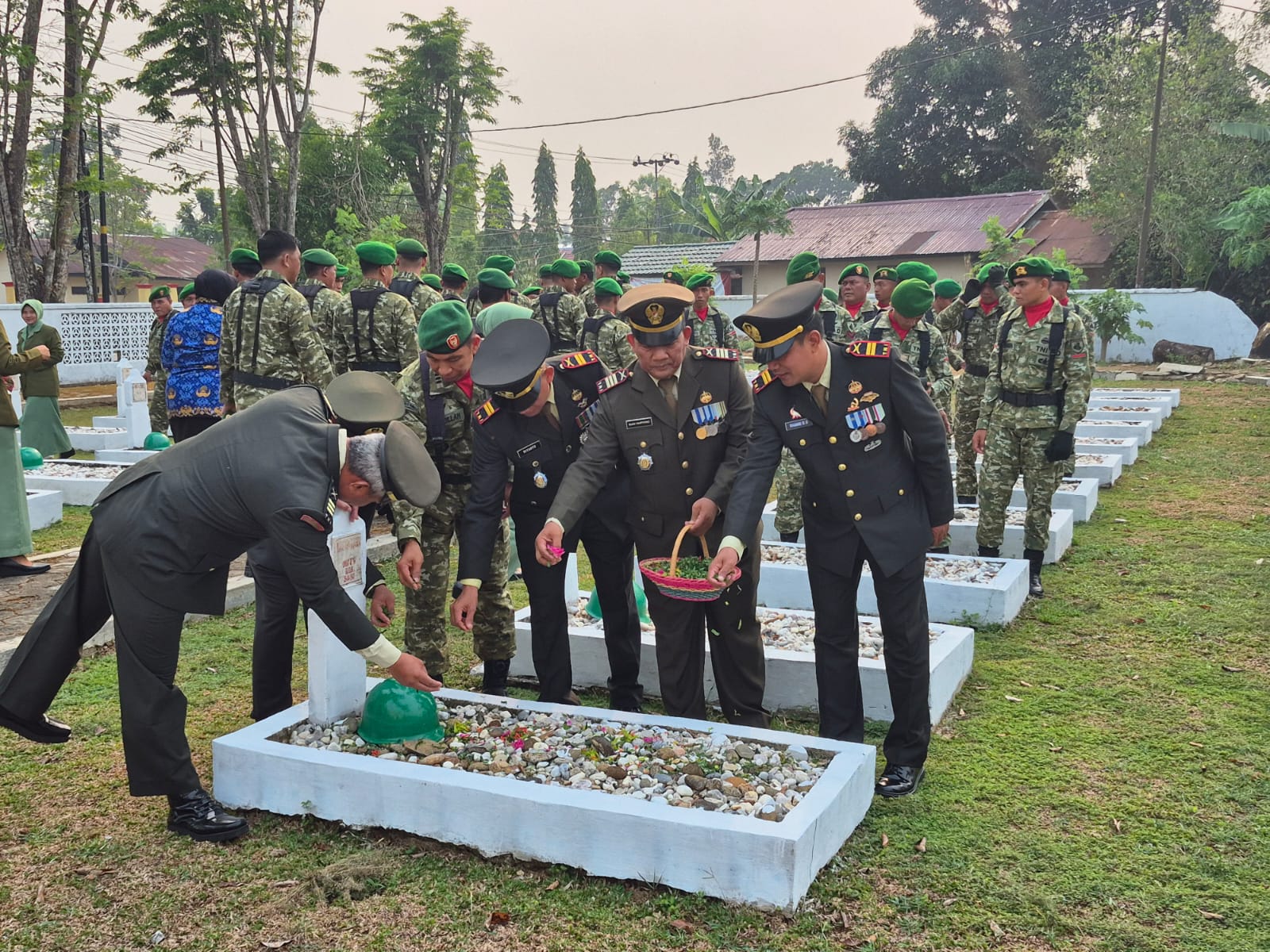 Kodim 1002/HST dan Yonif 621/Manuntung Ziarah ke TMP Kusuma Bangsa Sambut HUT ke-81 TNI