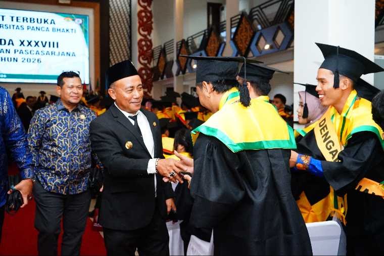 Wagub Kalbar Krisantus Kurniawan Minta 746 Lulusan UPB Pontianak Tak Berhenti Belajar, Ingatkan Gelar Harus Diikuti Kompetensi
