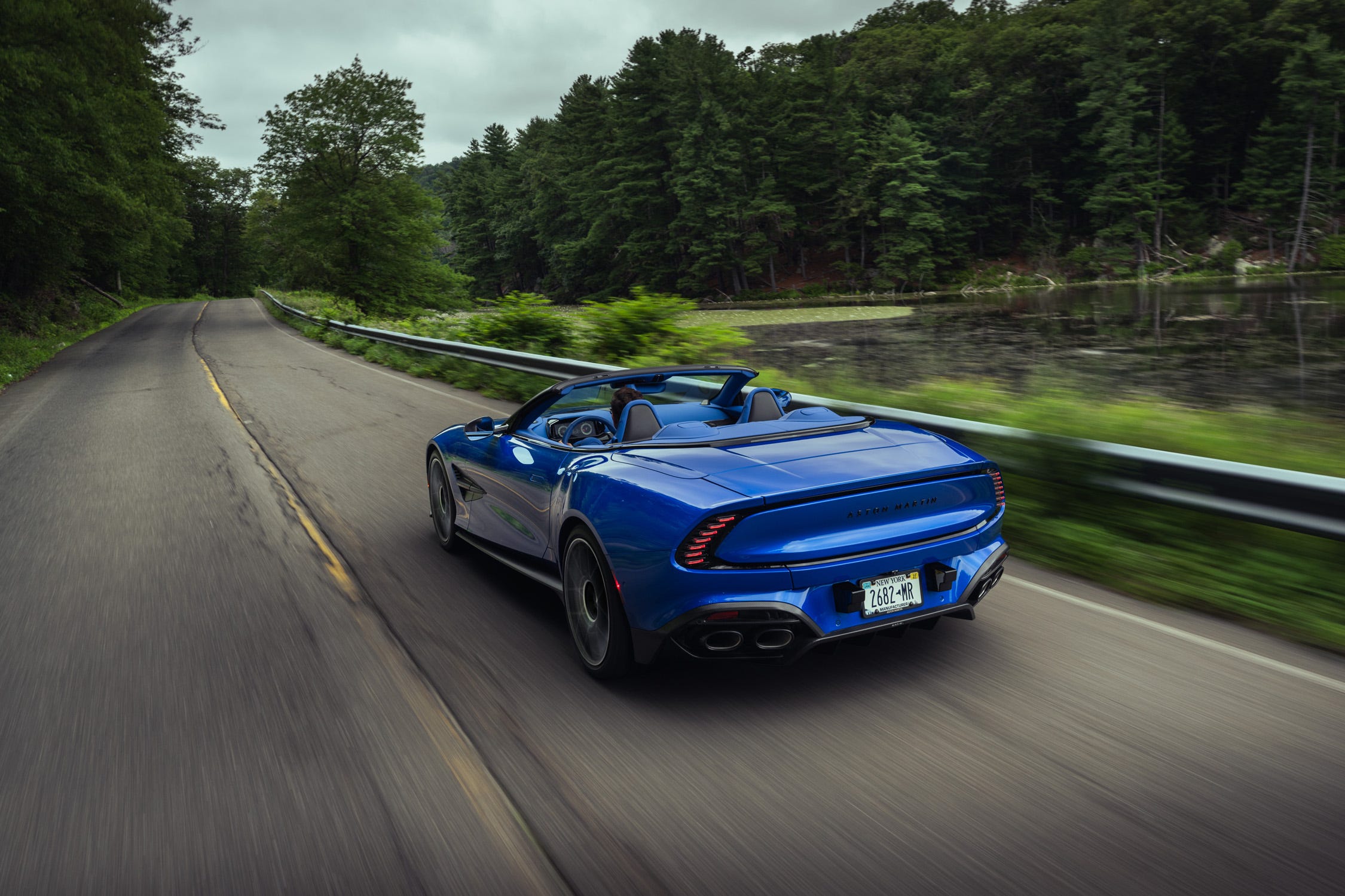 Aston Martin Tunda Mobil Listrik Pertama ke 2033, Fokus V8 dan V12