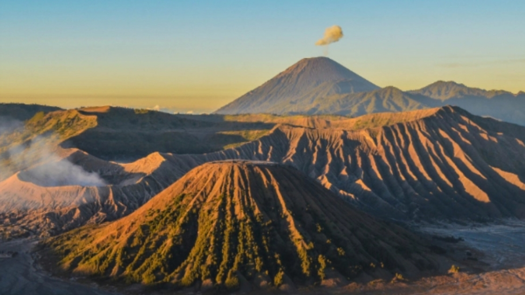 Gunung Bromo Masuk Daftar Destinasi Termurah di Asia, Seminggu Berdua Rp5,8 Juta