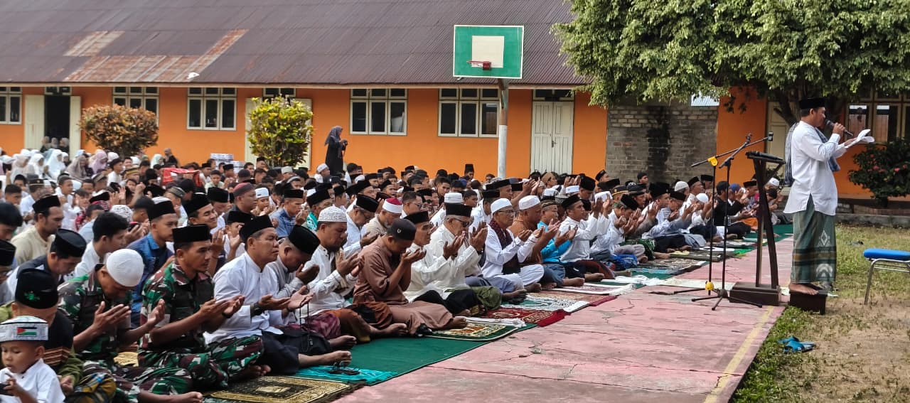 Ratusan Warga Banda Neira Gelar Salat Istisqa di Lapangan SMA Negeri 1 Malteng, Memohon Hujan di Tengah Kekeringan