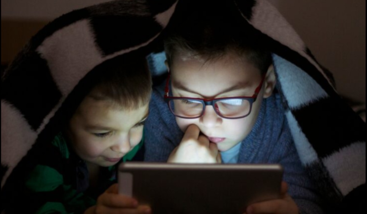 Screen Time Berlebih pada Anak: Dampak Nyata ke Tumbuh Kembang