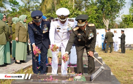 Danrem 142/Tatag Pimpin Ziarah Nasional di TMP Patti'di Mamuju, Peringati HUT Ke-81 TNI