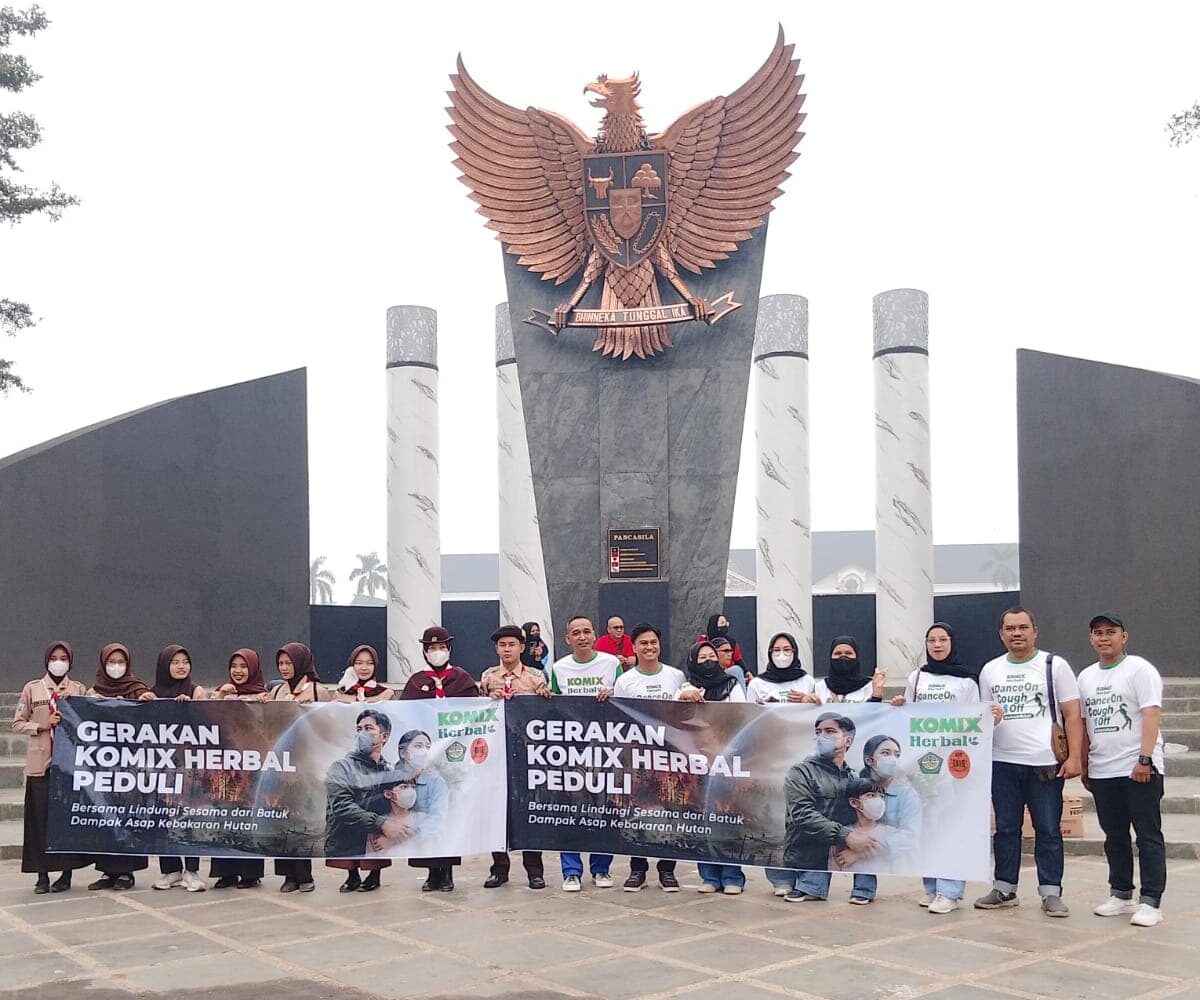 Kalbe Bagikan Masker ke Warga CFD Telanai Kota Jambi di Tengah Kabut Asap Karhutla