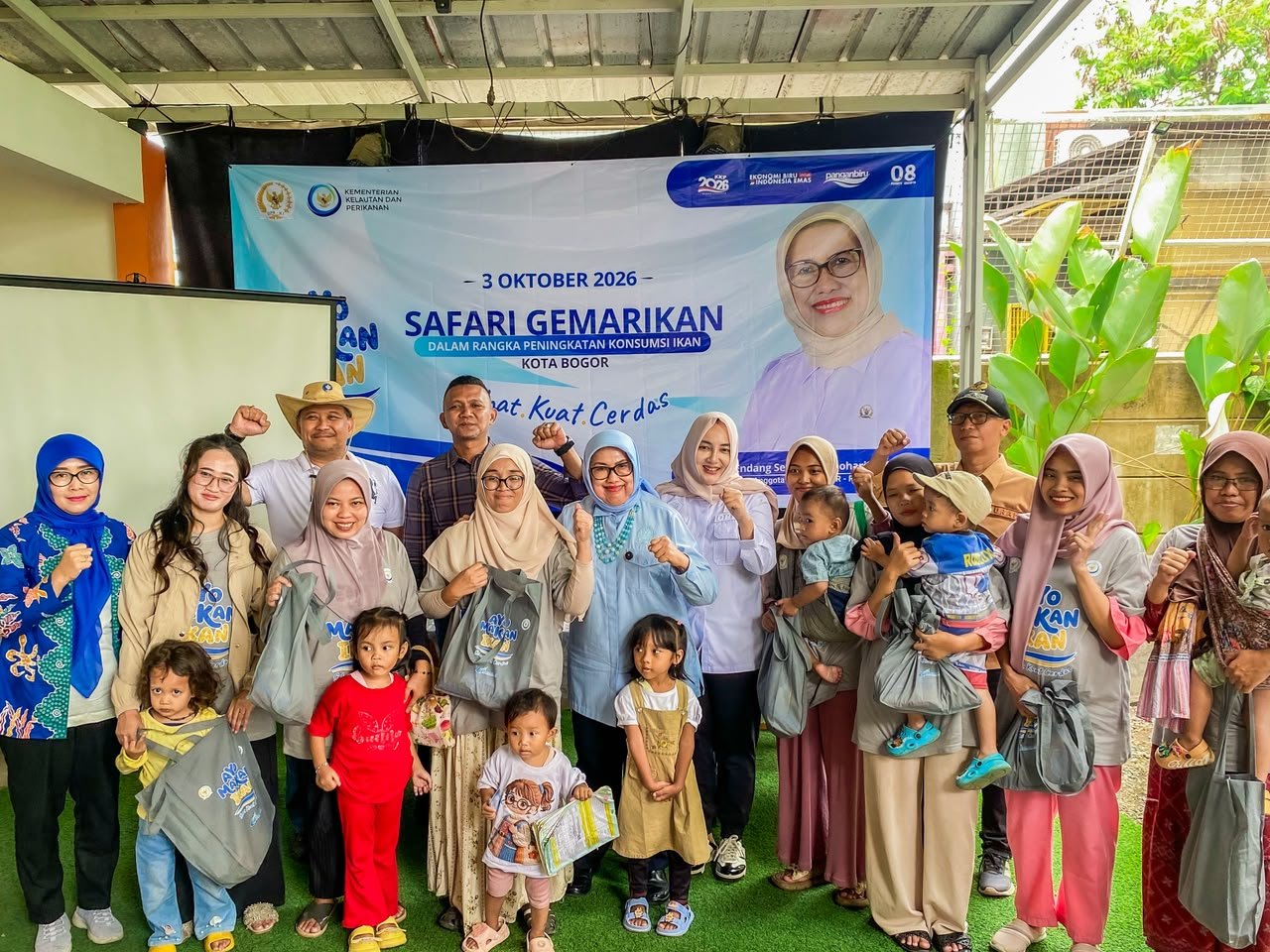 Pemkot Bogor Bagikan Ikan Beku ke Ibu Hamil dan Balita di Balumbangjaya, Tekan Angka Stunting