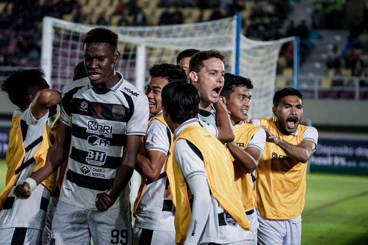 Kendal Tornado FC Tumbangkan Persis Solo 2-0 di Manahan, Bermain 10 Pemain Usai Ibnu Dikartu Merah