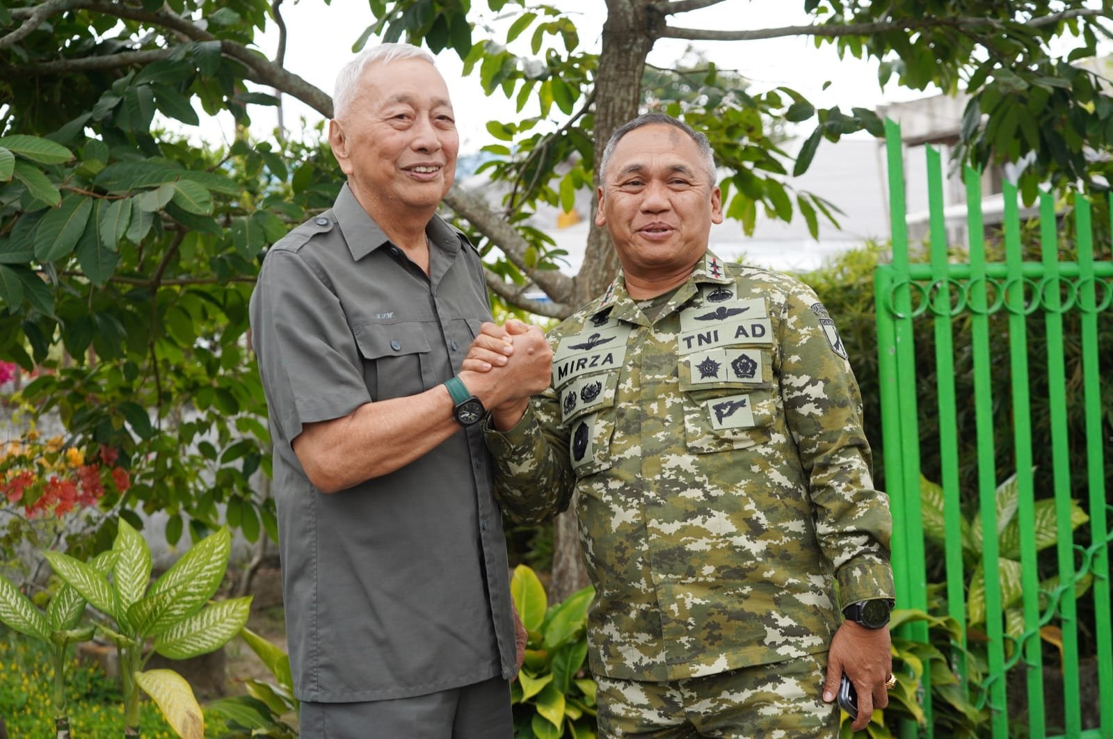 Pangdam XIII/Merdeka Mayjen TNI Mirza Agus Anjangsana ke Kediaman Brigjen TNI (Purn) Rudolf Warouw di Tondano Jelang HUT ke-81 TNI