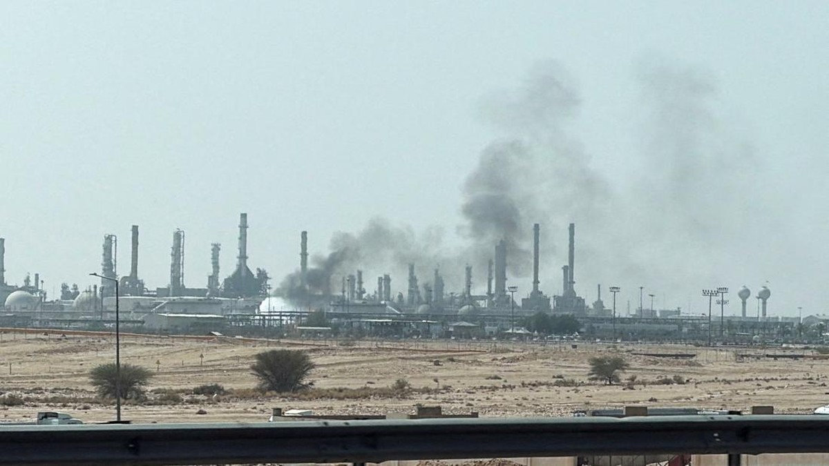 Serangan Houthi Bakar Fasilitas Aramco di Riyadh, Asap Hitam Membubung