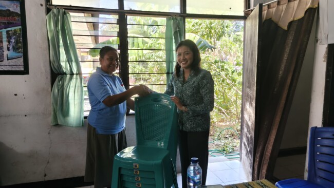 Wakil Bupati Kupang Serahkan Kursi ke 5 Posyandu di Kupang Tengah, Janji Perhatikan Insentif Kader 2027