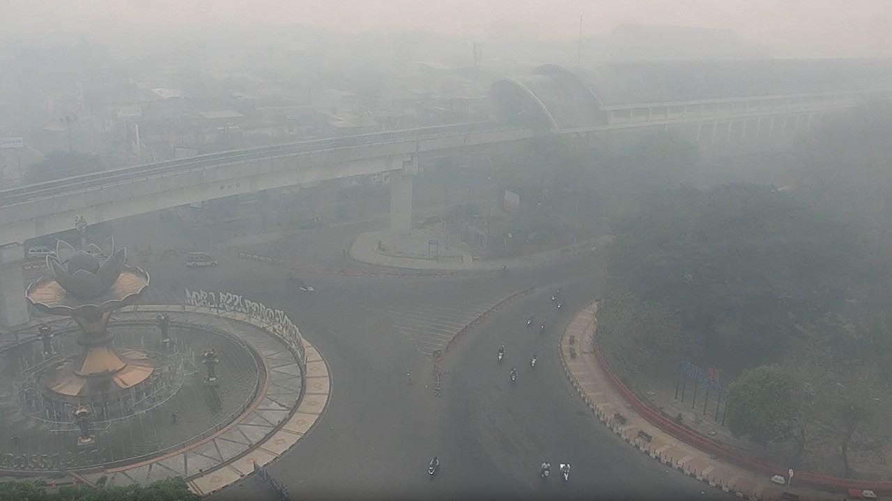 Kabut Asap Selimuti Palembang, Warga Beli Alat Pembersih Udara hingga Evakuasi Lansia