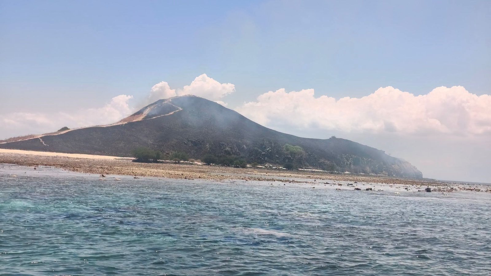 Savana Pulau Kenawa Sumbawa Barat Menghitam Dilalap Api, BPBD Sebut Penyebab Belum Diketahui