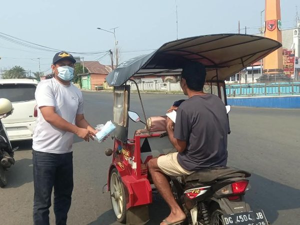 Dinkes Pulau Morotai Bagikan Ratusan Masker Gratis di Daruba Antisipasi Kabut Asap Karhutla