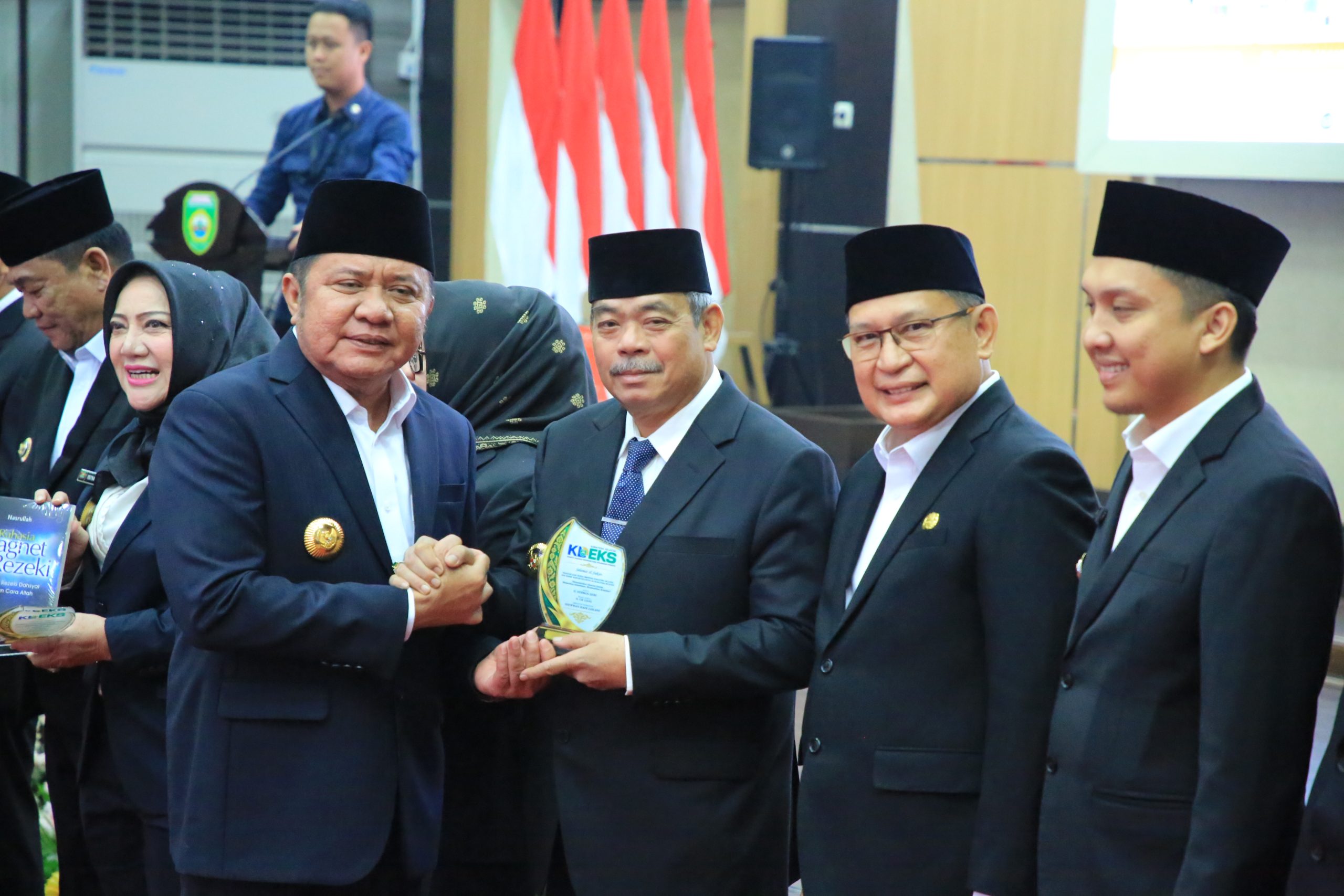 Gubernur Sumsel Herman Deru Kukuhkan KDEKS 17 Kabupaten/Kota, Dorong Kolaborasi Ekonomi Syariah dan Konvensional