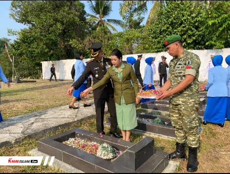 Dandim 1418/Mamuju Hadiri Ziarah Nasional HUT TNI ke-81 di TMP Pati'di, Tabur Bunga untuk Para Pahlawan