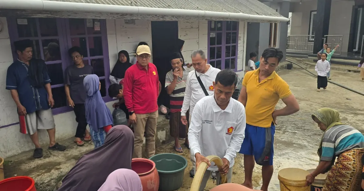 Kemarau Keringkan Mata Air Muncanglarang, Gerindra Tegal Kirim Satu Tangki Air Bersih