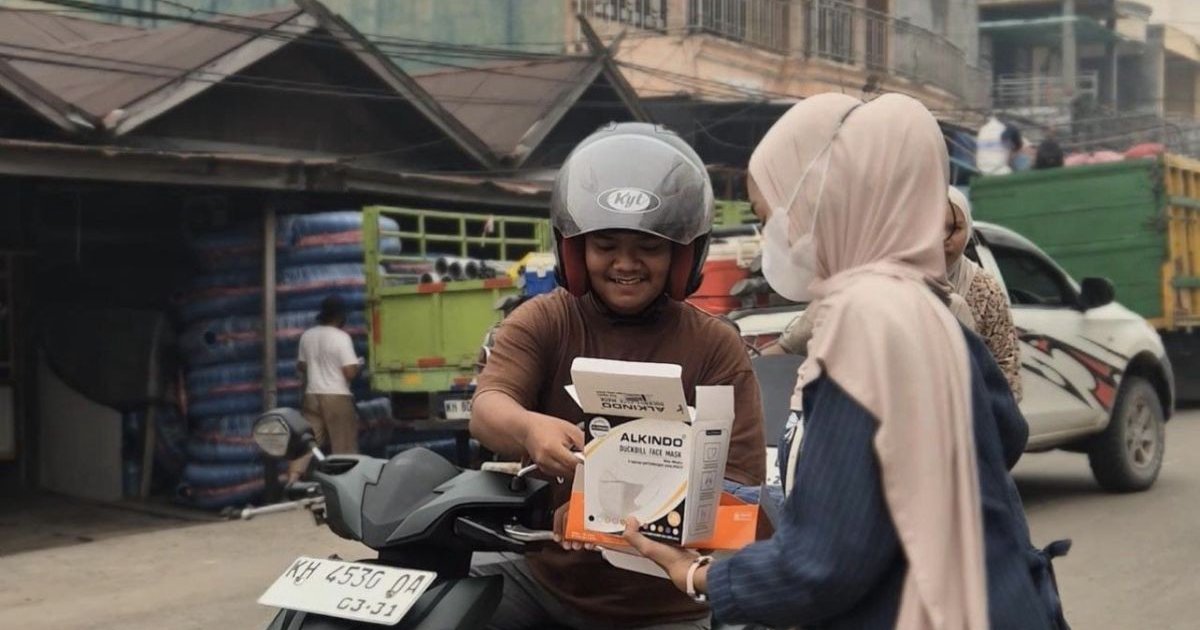 Pertamina Patra Niaga Balikpapan Kirim 30.400 Masker dan 1.355 Strip Vitamin ke Korban Karhutla Kalteng-Kalbar