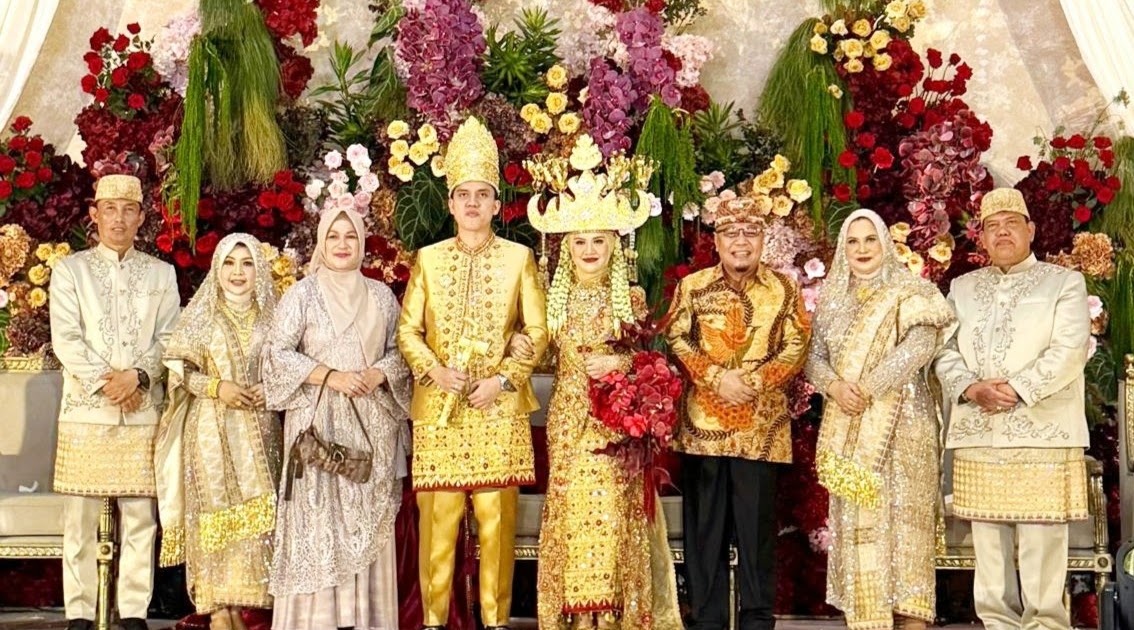 Resepsi Pernikahan Adhitia Pratama-Yolanda Permata Sari di Metro, Putra Wakil Bupati Lampung Timur Menikah dengan Busana Adat Lampung