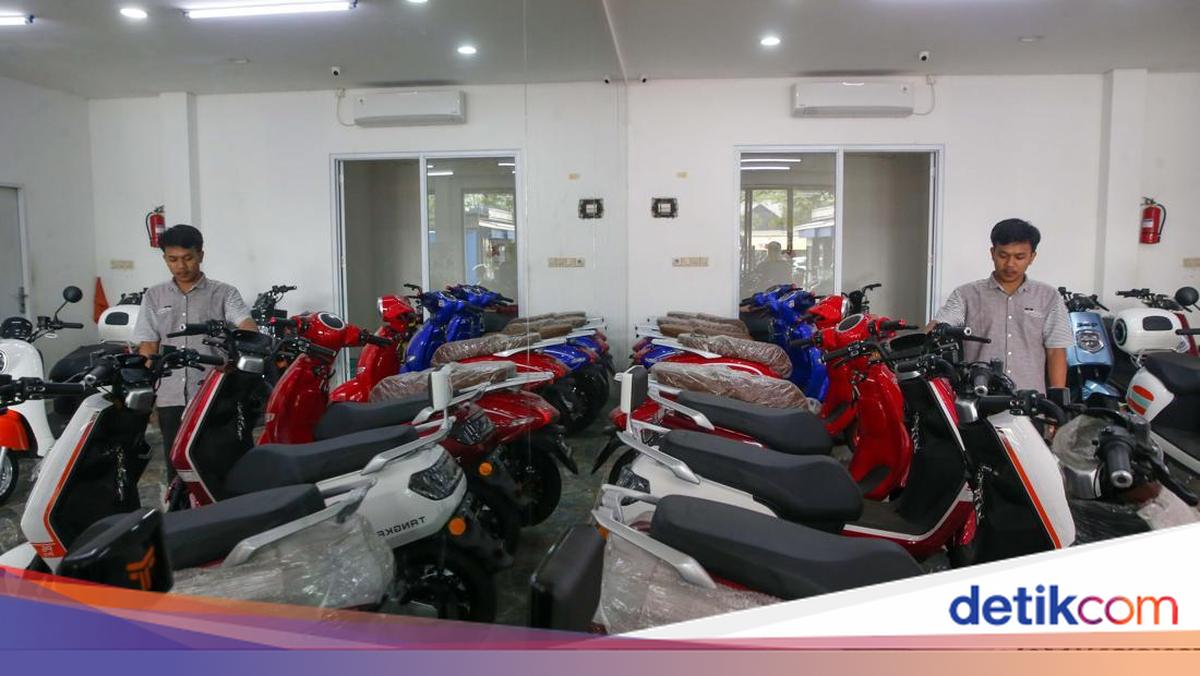 Insentif Kendaraan Listrik Belum Cair, Airlangga Sebut DIPA Ada di ESDM