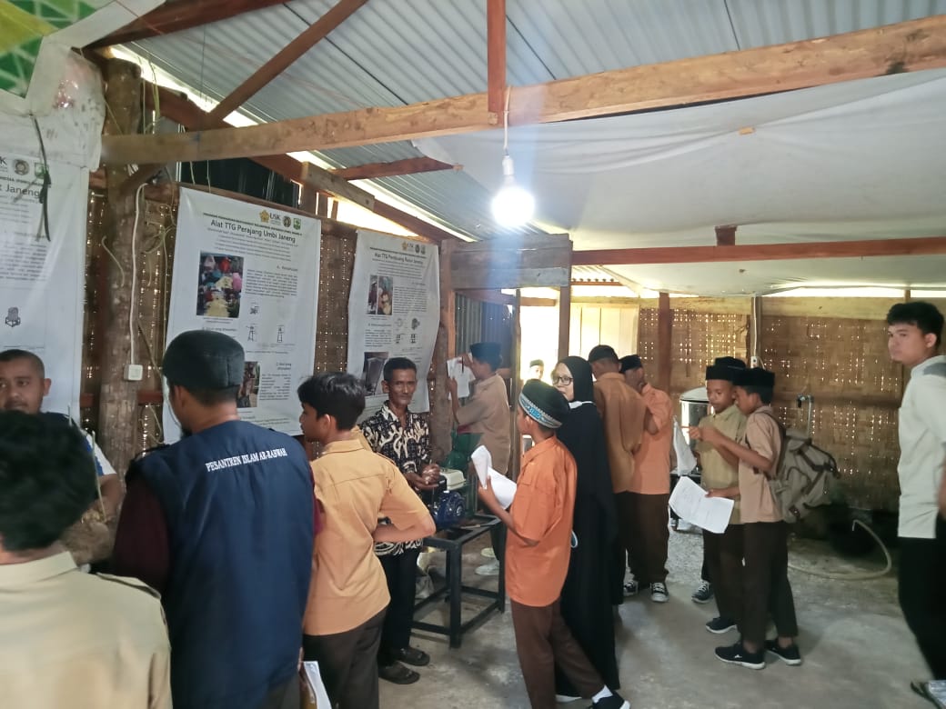 28 Siswa SMP IT Ar-Rabwah Indrapuri Belajar Olah Umbi Janeng di Rumah Produksi Riting