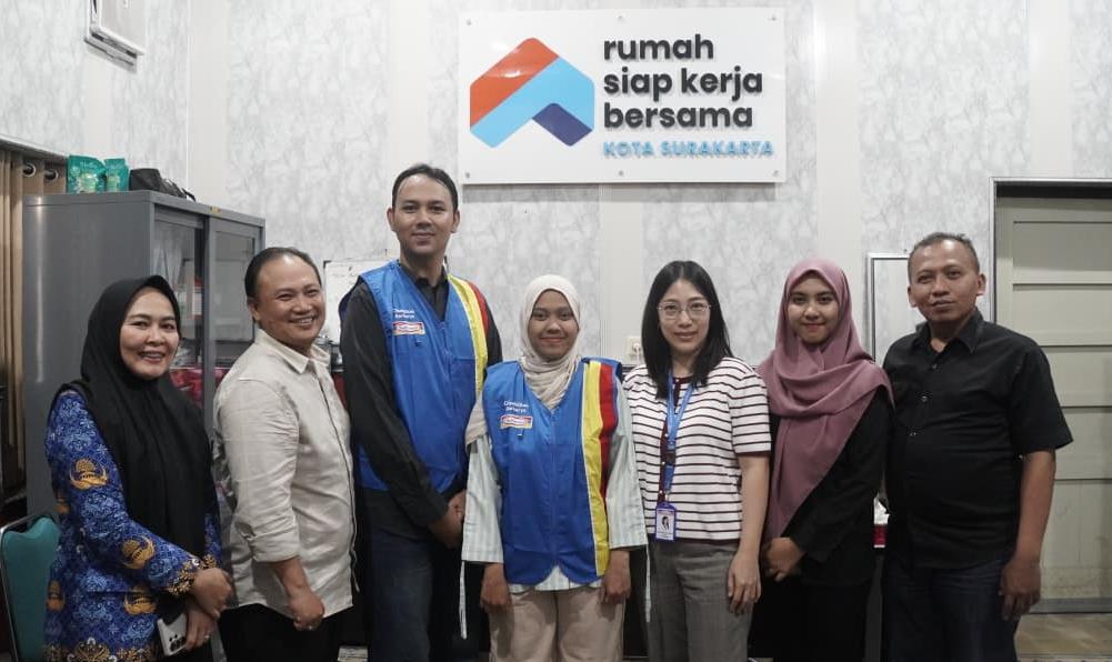 Dua Pekerja Tuli Solo Teken Kontrak di Indomaret, ULD Ketenagakerjaan Dampingi Sejak Seleksi