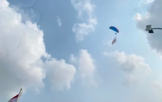 Praka Ronaldi Suharya Terbang Satu Jam di Paramotor Semarakkan HUT ke-81 TNI di Bangka Belitung