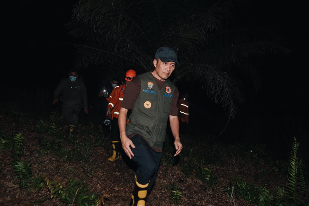Wali Kota Palembang Ratu Dewa Pantau 4 Titik Karhutla di Talang Jambe dan Salurkan Air Bersih ke Plaju Darat