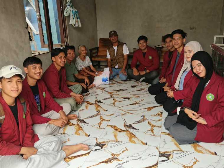 Muhammadiyah Kubu Raya Bagikan Sembako ke Warga Gang Abadi di Milad ke-114