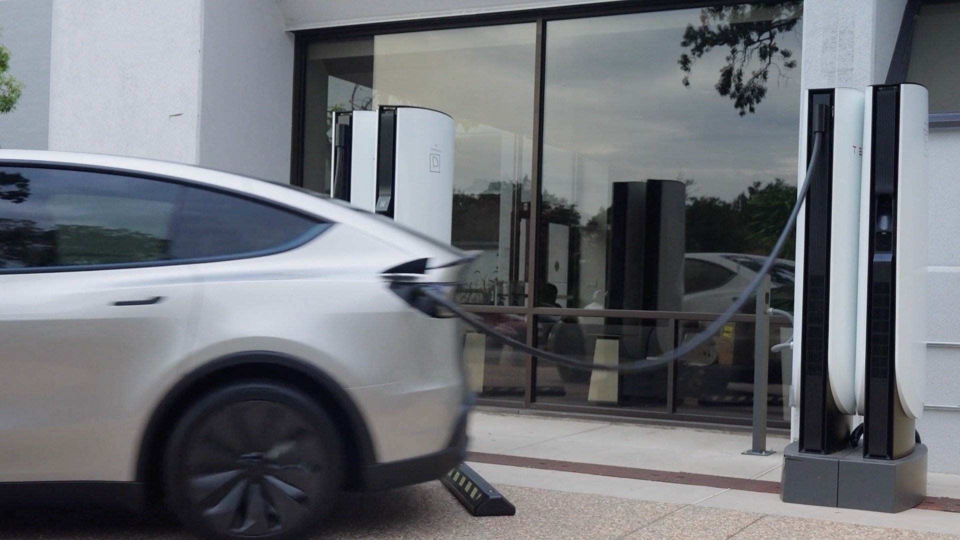 Tesla Rilis Fitur Emergency Drive Away, Bisa Kabur dari Supercharger Tanpa Cabut Colokan