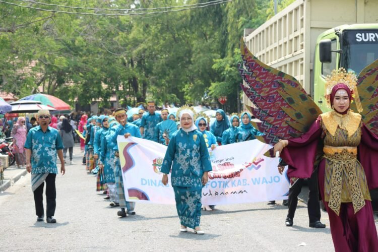 Diskominfotik Wajo Turun ke Sengkang Silk Karnaval, Gaungkan Sutera sebagai Identitas di Festival Danau Tempe 2026