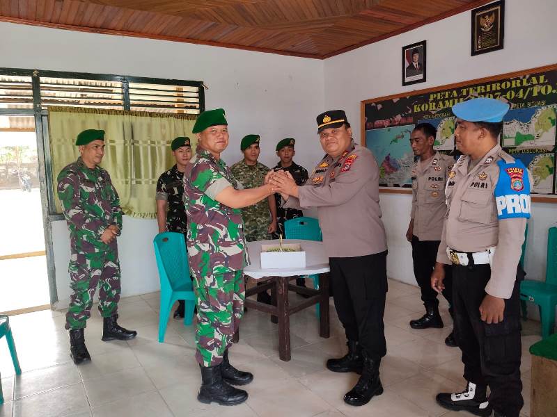 Polsek Tojo Beri Bingkisan HUT TNI ke-81, Perkuat Sinergitas TNI-Polri di Tojo Una-Una
