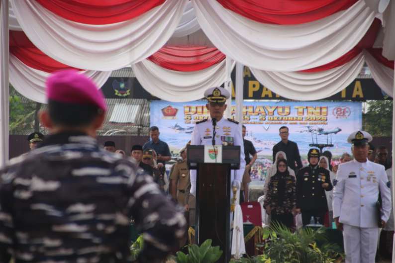 Kodim 0412 Lampung Utara Gelar Upacara HUT Ke-81 TNI, Bupati Hamartoni Pimpin Potong Tumpeng