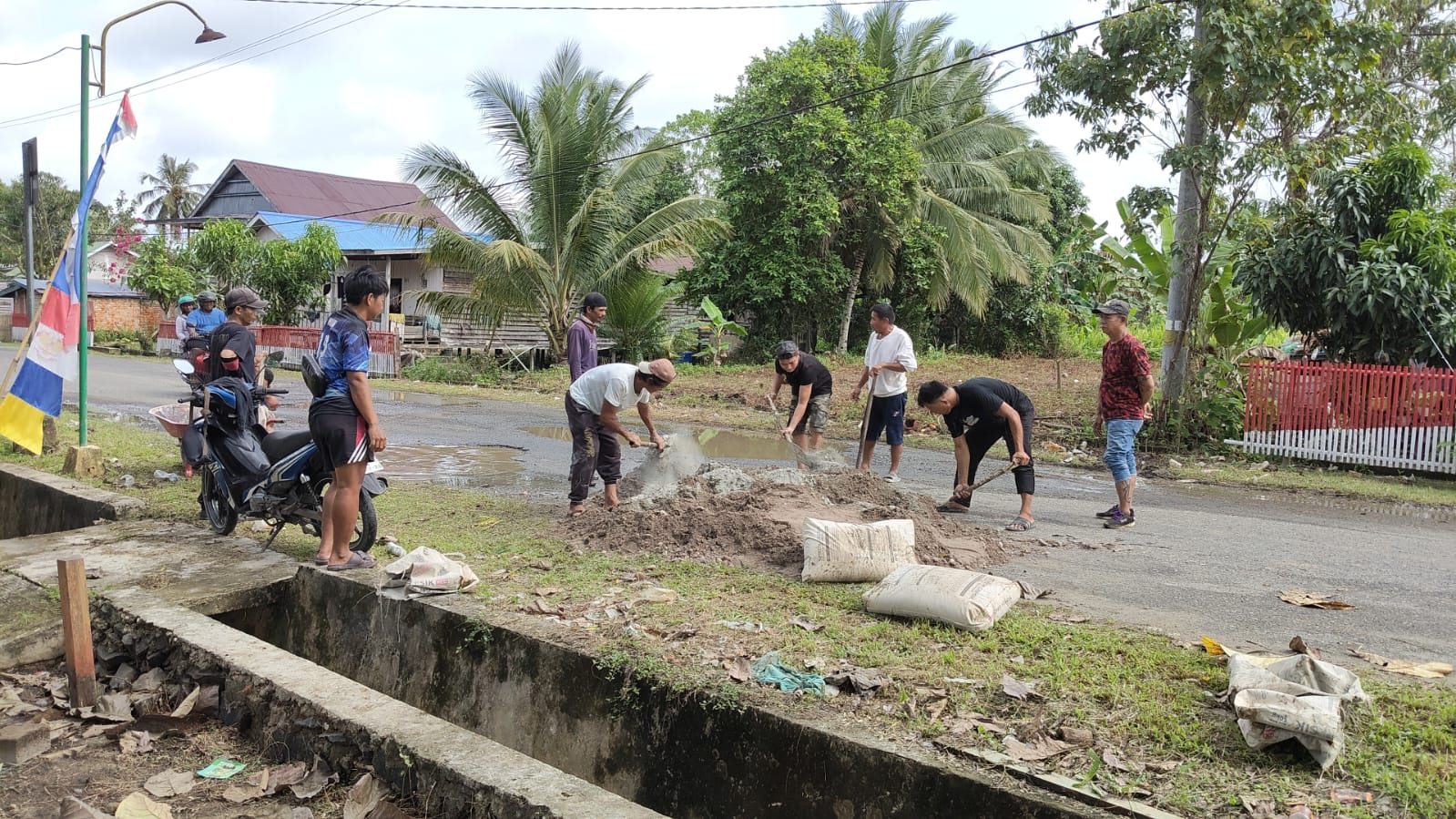 Warga Desa Binusan Nunukan Swadaya Cor Jalan Berlubang Jelang Iraw Borneo Bersatu 8-13 Oktober