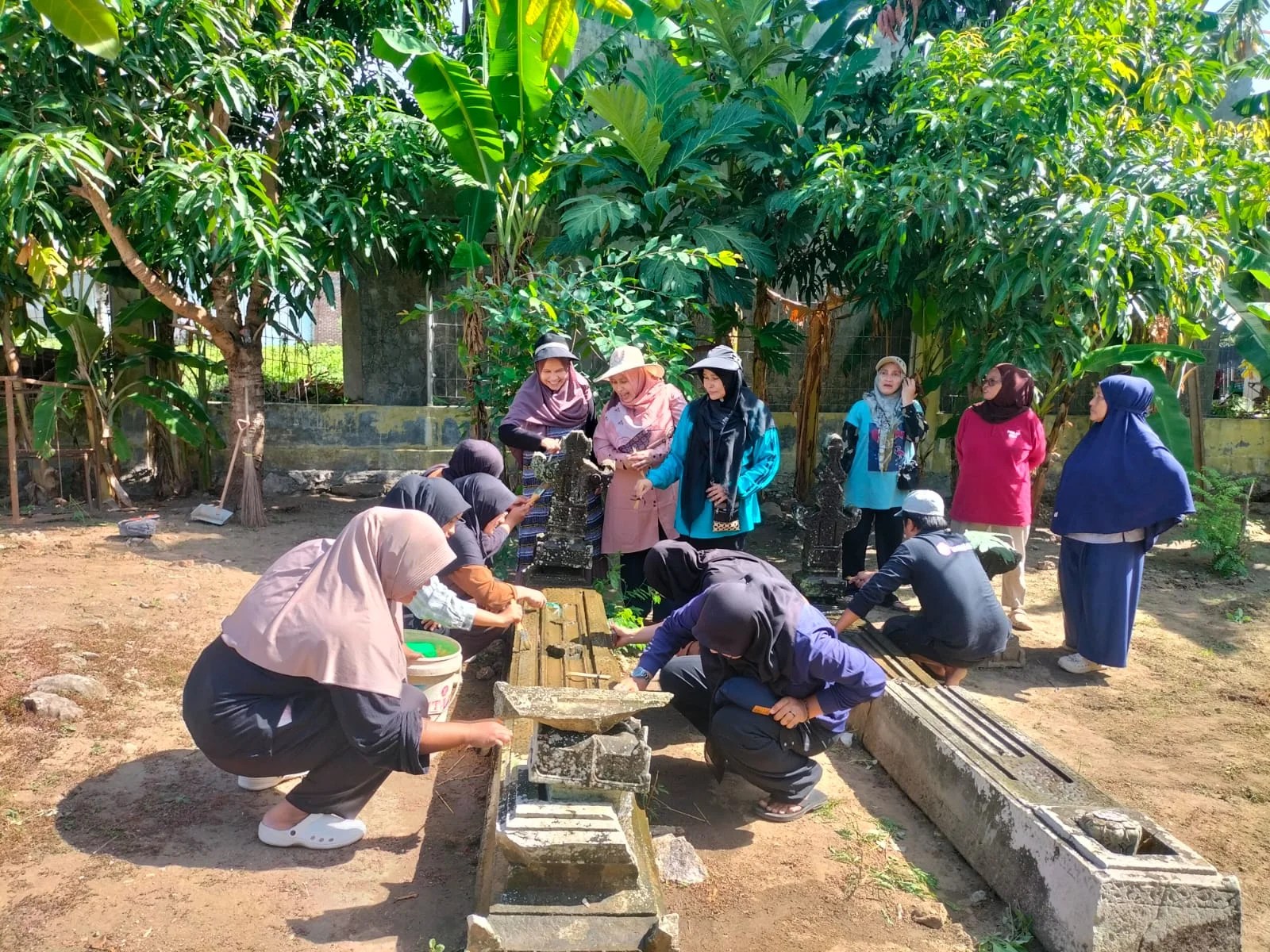 40 Mahasiswa SKI UIN Ar-Raniry Rawat 4 Makam Kuno di Banda Aceh, Belajar Teknik Bersihkan Batu Nisan